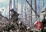 Standbild Soldaten tragen verletzt South Vietnam, 1967, aus Sekunde 45 historischem Filmmaterial Videoclip 65675021189