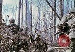 Standbild Soldaten tragen verletzt South Vietnam, 1967, aus Sekunde 46 historischem Filmmaterial Videoclip 65675021189