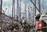 Standbild Soldaten tragen verletzt South Vietnam, 1967, aus Sekunde 48 historischem Filmmaterial Videoclip 65675021189