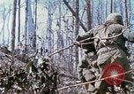 Standbild Soldaten tragen verletzt South Vietnam, 1967, aus Sekunde 49 historischem Filmmaterial Videoclip 65675021189