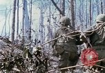 Standbild Soldaten tragen verletzt South Vietnam, 1967, aus Sekunde 50 historischem Filmmaterial Videoclip 65675021189