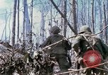 Standbild Soldaten tragen verletzt South Vietnam, 1967, aus Sekunde 51 historischem Filmmaterial Videoclip 65675021189