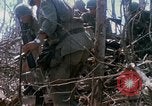 Standbild Soldaten tragen verletzt South Vietnam, 1967, aus Sekunde 55 historischem Filmmaterial Videoclip 65675021189