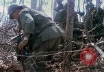 Standbild Soldaten tragen verletzt South Vietnam, 1967, aus Sekunde 56 historischem Filmmaterial Videoclip 65675021189