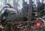 Standbild Soldaten tragen verletzt South Vietnam, 1967, aus Sekunde 57 historischem Filmmaterial Videoclip 65675021189