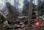 Standbild Soldaten tragen verletzt South Vietnam, 1967, aus Sekunde 58 historischem Filmmaterial Videoclip 65675021189