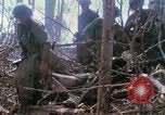 Standbild Soldaten tragen verletzt South Vietnam, 1967, aus Sekunde 59 historischem Filmmaterial Videoclip 65675021189
