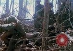 Standbild Soldaten tragen verletzt South Vietnam, 1967, aus Sekunde 60 historischem Filmmaterial Videoclip 65675021189