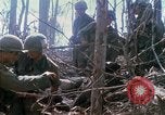 Standbild Soldaten tragen verletzt South Vietnam, 1967, aus Sekunde 61 historischem Filmmaterial Videoclip 65675021189