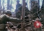 Standbild Soldaten tragen verletzt South Vietnam, 1967, aus Sekunde 62 historischem Filmmaterial Videoclip 65675021189