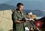 Immagine di Esercito degli Stati Uniti cappellano conduce service Il Vietnam, 1968, secondo 35 filmato di repertorio 65675021201