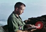 Immagine di Esercito degli Stati Uniti cappellano conduce service Il Vietnam, 1968, secondo 48 filmato di repertorio 65675021201