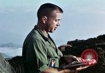 Immagine di Esercito degli Stati Uniti cappellano conduce service Il Vietnam, 1968, secondo 50 filmato di repertorio 65675021201