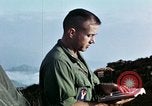 Immagine di Esercito degli Stati Uniti cappellano conduce service Il Vietnam, 1968, secondo 52 filmato di repertorio 65675021201