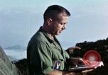 Immagine di Esercito degli Stati Uniti cappellano conduce service Il Vietnam, 1968, secondo 53 filmato di repertorio 65675021201