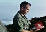 Immagine di Esercito degli Stati Uniti cappellano conduce service Il Vietnam, 1968, secondo 59 filmato di repertorio 65675021201