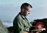Immagine di Esercito degli Stati Uniti cappellano conduce service Il Vietnam, 1968, secondo 61 filmato di repertorio 65675021201