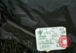 Immagine di I soldati degli Stati Uniti di smantellare e masterizzare il supporto NVA capanne in villaggio Il Vietnam, 1968, secondo 3 filmato di repertorio 65675021203