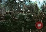Immagine di I soldati degli Stati Uniti di smantellare e masterizzare il supporto NVA capanne in villaggio Il Vietnam, 1968, secondo 10 filmato di repertorio 65675021203