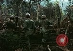 Immagine di I soldati degli Stati Uniti di smantellare e masterizzare il supporto NVA capanne in villaggio Il Vietnam, 1968, secondo 11 filmato di repertorio 65675021203