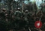 Immagine di I soldati degli Stati Uniti di smantellare e masterizzare il supporto NVA capanne in villaggio Il Vietnam, 1968, secondo 12 filmato di repertorio 65675021203