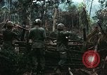 Immagine di I soldati degli Stati Uniti di smantellare e masterizzare il supporto NVA capanne in villaggio Il Vietnam, 1968, secondo 13 filmato di repertorio 65675021203