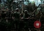 Immagine di I soldati degli Stati Uniti di smantellare e masterizzare il supporto NVA capanne in villaggio Il Vietnam, 1968, secondo 14 filmato di repertorio 65675021203