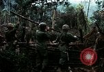 Immagine di I soldati degli Stati Uniti di smantellare e masterizzare il supporto NVA capanne in villaggio Il Vietnam, 1968, secondo 15 filmato di repertorio 65675021203