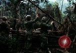 Immagine di I soldati degli Stati Uniti di smantellare e masterizzare il supporto NVA capanne in villaggio Il Vietnam, 1968, secondo 16 filmato di repertorio 65675021203