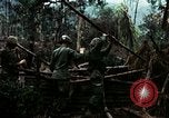 Immagine di I soldati degli Stati Uniti di smantellare e masterizzare il supporto NVA capanne in villaggio Il Vietnam, 1968, secondo 17 filmato di repertorio 65675021203