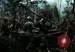 Immagine di I soldati degli Stati Uniti di smantellare e masterizzare il supporto NVA capanne in villaggio Il Vietnam, 1968, secondo 18 filmato di repertorio 65675021203
