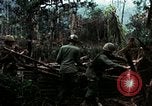 Immagine di I soldati degli Stati Uniti di smantellare e masterizzare il supporto NVA capanne in villaggio Il Vietnam, 1968, secondo 19 filmato di repertorio 65675021203