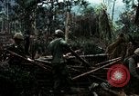 Immagine di I soldati degli Stati Uniti di smantellare e masterizzare il supporto NVA capanne in villaggio Il Vietnam, 1968, secondo 20 filmato di repertorio 65675021203