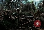 Immagine di I soldati degli Stati Uniti di smantellare e masterizzare il supporto NVA capanne in villaggio Il Vietnam, 1968, secondo 21 filmato di repertorio 65675021203