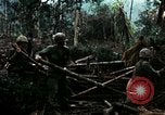 Immagine di I soldati degli Stati Uniti di smantellare e masterizzare il supporto NVA capanne in villaggio Il Vietnam, 1968, secondo 22 filmato di repertorio 65675021203