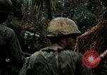 Immagine di I soldati degli Stati Uniti di smantellare e masterizzare il supporto NVA capanne in villaggio Il Vietnam, 1968, secondo 23 filmato di repertorio 65675021203