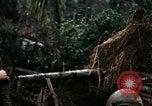 Immagine di I soldati degli Stati Uniti di smantellare e masterizzare il supporto NVA capanne in villaggio Il Vietnam, 1968, secondo 25 filmato di repertorio 65675021203