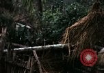 Immagine di I soldati degli Stati Uniti di smantellare e masterizzare il supporto NVA capanne in villaggio Il Vietnam, 1968, secondo 26 filmato di repertorio 65675021203