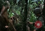 Immagine di I soldati degli Stati Uniti di smantellare e masterizzare il supporto NVA capanne in villaggio Il Vietnam, 1968, secondo 28 filmato di repertorio 65675021203