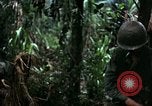 Immagine di I soldati degli Stati Uniti di smantellare e masterizzare il supporto NVA capanne in villaggio Il Vietnam, 1968, secondo 29 filmato di repertorio 65675021203