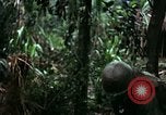 Immagine di I soldati degli Stati Uniti di smantellare e masterizzare il supporto NVA capanne in villaggio Il Vietnam, 1968, secondo 30 filmato di repertorio 65675021203