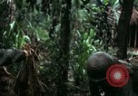 Immagine di I soldati degli Stati Uniti di smantellare e masterizzare il supporto NVA capanne in villaggio Il Vietnam, 1968, secondo 31 filmato di repertorio 65675021203