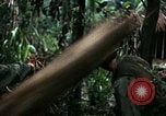 Immagine di I soldati degli Stati Uniti di smantellare e masterizzare il supporto NVA capanne in villaggio Il Vietnam, 1968, secondo 32 filmato di repertorio 65675021203