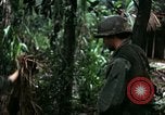Immagine di I soldati degli Stati Uniti di smantellare e masterizzare il supporto NVA capanne in villaggio Il Vietnam, 1968, secondo 33 filmato di repertorio 65675021203
