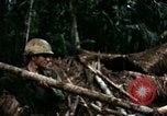 Immagine di I soldati degli Stati Uniti di smantellare e masterizzare il supporto NVA capanne in villaggio Il Vietnam, 1968, secondo 34 filmato di repertorio 65675021203