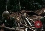 Immagine di I soldati degli Stati Uniti di smantellare e masterizzare il supporto NVA capanne in villaggio Il Vietnam, 1968, secondo 37 filmato di repertorio 65675021203