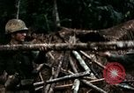 Immagine di I soldati degli Stati Uniti di smantellare e masterizzare il supporto NVA capanne in villaggio Il Vietnam, 1968, secondo 38 filmato di repertorio 65675021203