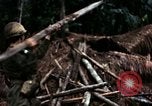 Immagine di I soldati degli Stati Uniti di smantellare e masterizzare il supporto NVA capanne in villaggio Il Vietnam, 1968, secondo 39 filmato di repertorio 65675021203