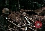 Immagine di I soldati degli Stati Uniti di smantellare e masterizzare il supporto NVA capanne in villaggio Il Vietnam, 1968, secondo 40 filmato di repertorio 65675021203
