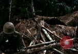 Immagine di I soldati degli Stati Uniti di smantellare e masterizzare il supporto NVA capanne in villaggio Il Vietnam, 1968, secondo 41 filmato di repertorio 65675021203